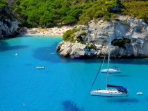 Crique et bateaux à Minorque